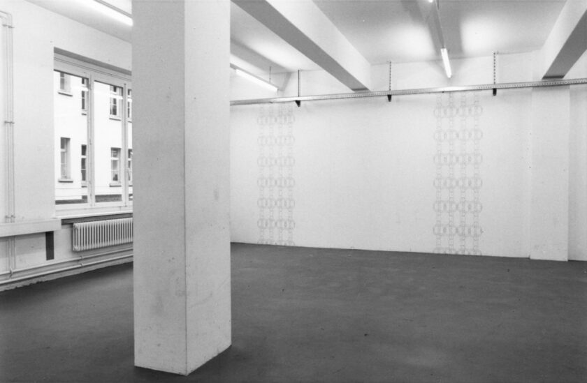 2 Bänder je 270x76 cm, Filzstift und Schablone auf Wand, Januar 1998